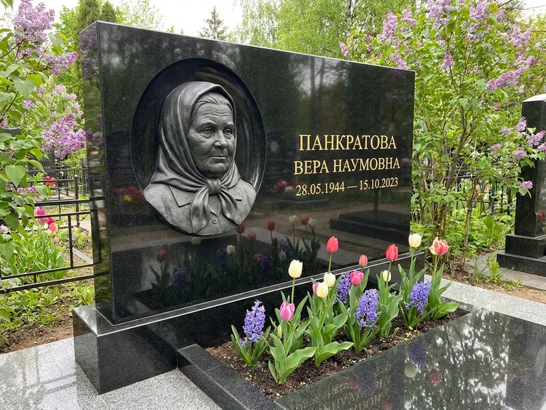 Памятник с барельефом — выполненная работа 26 в Сургуте