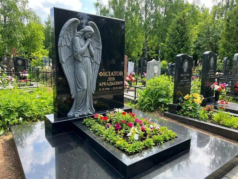 Памятник с барельефом — выполненная работа 31 в Сургуте