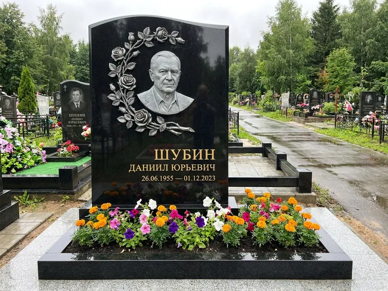 Памятник с барельефом — выполненная работа 34 в Сургуте