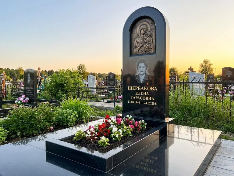 Памятник с барельефом — выполненная работа 35 в Сургуте
