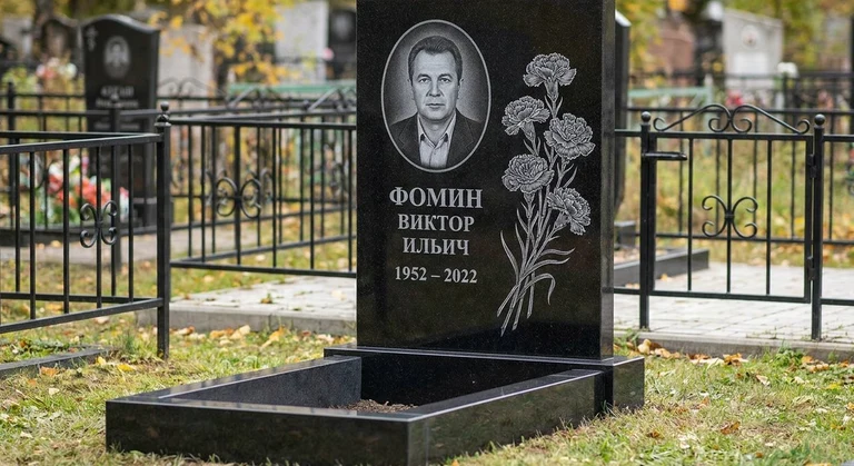 Гравировка гвоздик на памятник в Сургуте — пример работы на граните