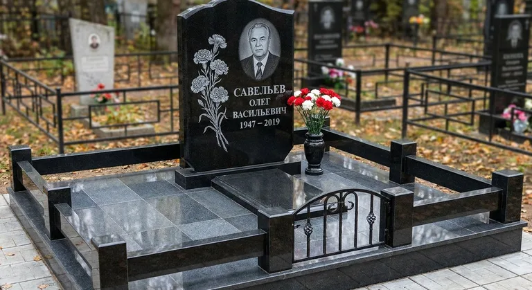 Памятник с гравировкой гвоздик — выполненная работа «Савельев» в Сургуте