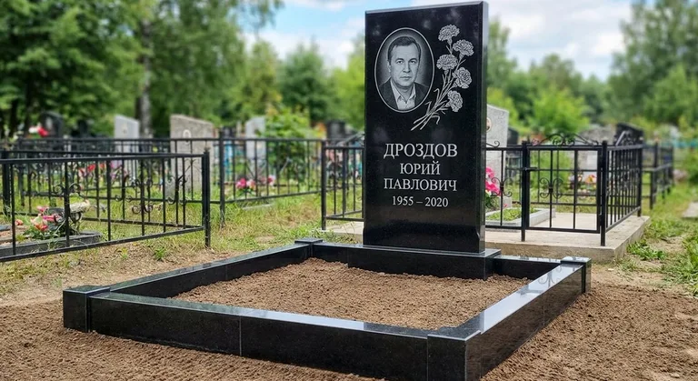 Памятник с гравировкой гвоздик — выполненная работа «Дроздов» в Сургуте