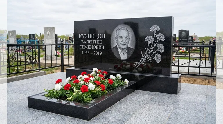 Памятник с гравировкой гвоздик — выполненная работа «Кузнецов» в Сургуте