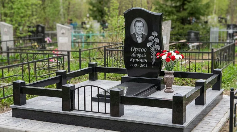 Памятник с гравировкой гвоздик — выполненная работа «Орлов» в Сургуте