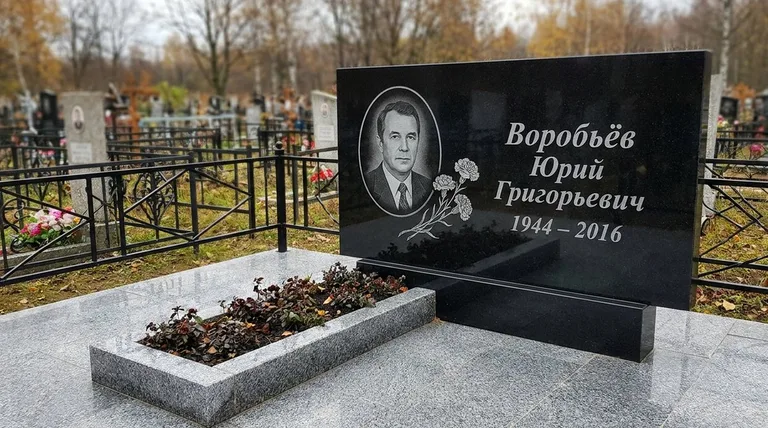 Памятник с гравировкой гвоздик — выполненная работа «Воробьёв» в Сургуте