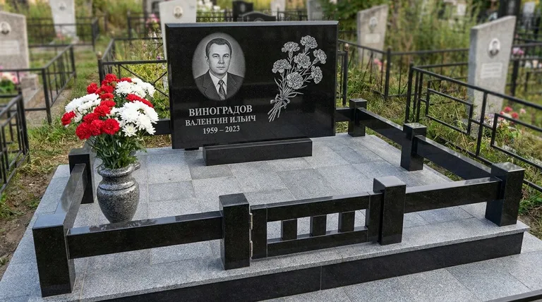 Памятник с гравировкой гвоздик — выполненная работа «Виноградов» в Сургуте