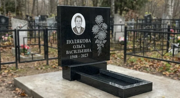 Памятник с гравировкой хризантем — выполненная работа «Полякова» в Сургуте