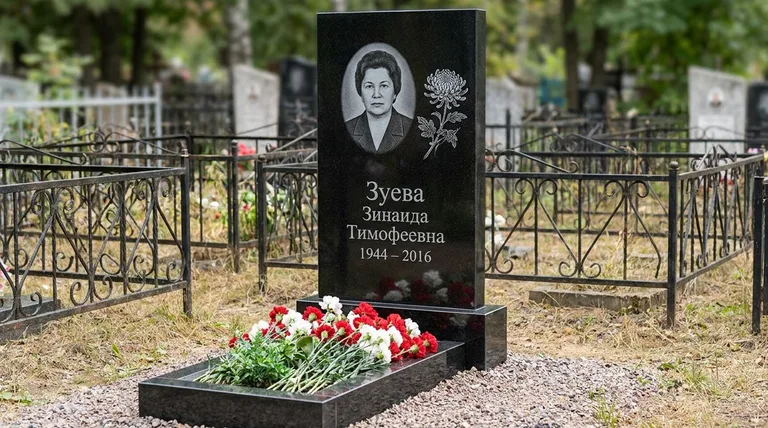 Памятник с гравировкой хризантем — выполненная работа «Зуева» в Сургуте