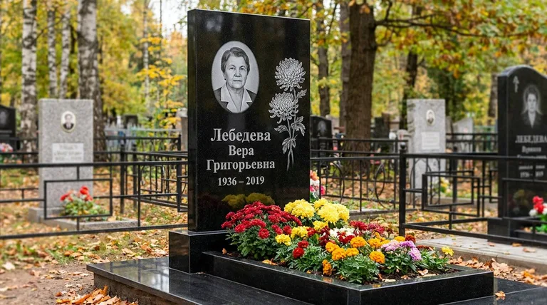 Памятник с гравировкой хризантем — выполненная работа «Лебедева» в Сургуте