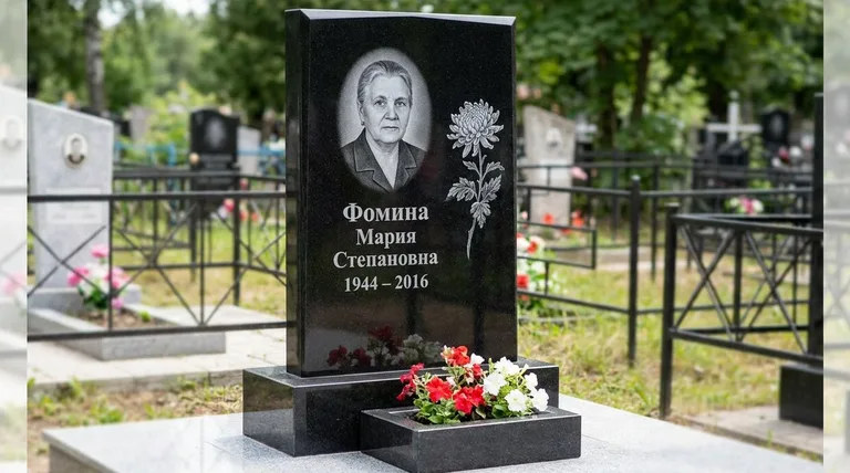 Памятник с гравировкой хризантем — выполненная работа «Фомина» в Сургуте