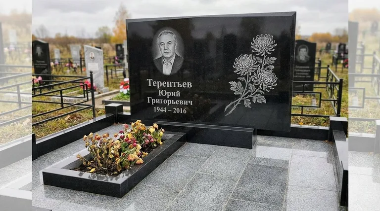Памятник с гравировкой хризантем — выполненная работа «Терентьев» в Сургуте