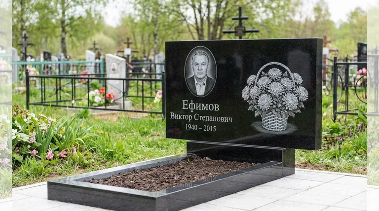 Памятник с гравировкой хризантем — выполненная работа «Ефимов» в Сургуте