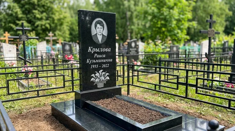 Памятник с гравировкой калл — выполненная работа «Крылова» в Сургуте