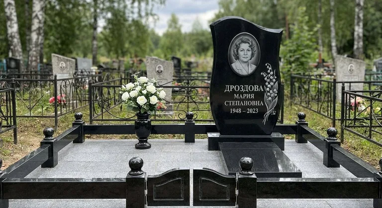 Памятник с гравировкой ландышей — выполненная работа «Дроздова» в Сургуте