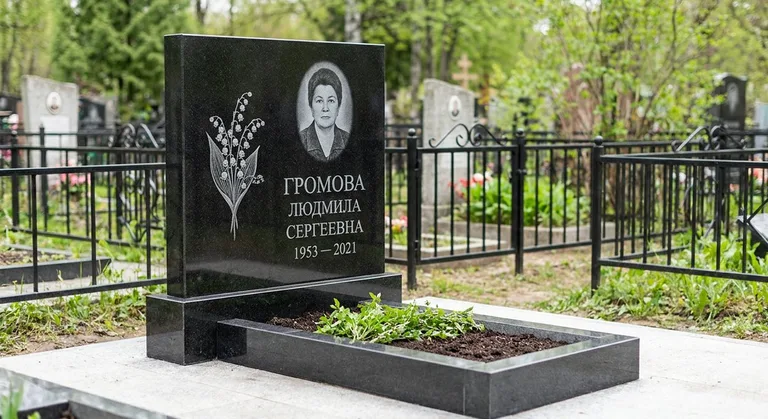 Памятник с гравировкой ландышей — выполненная работа «Громова» в Сургуте