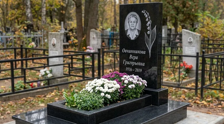 Памятник с гравировкой ландышей — выполненная работа «Овчинникова» в Сургуте