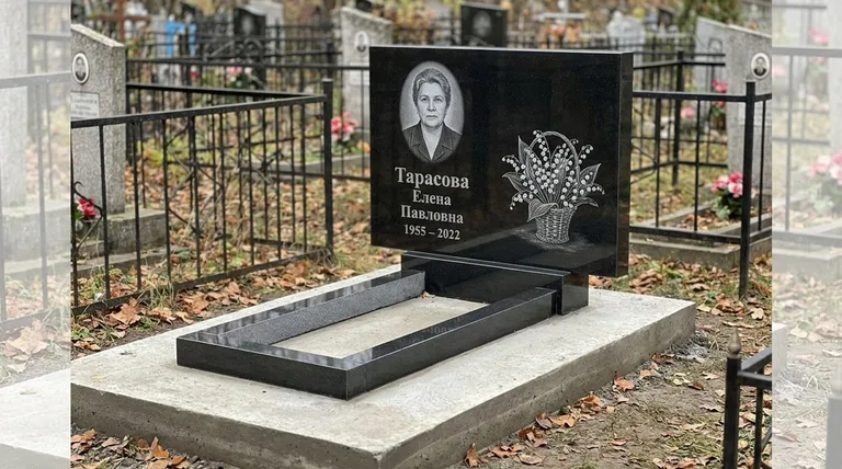 Памятник с гравировкой ландышей — выполненная работа «Тарасова» в Сургуте