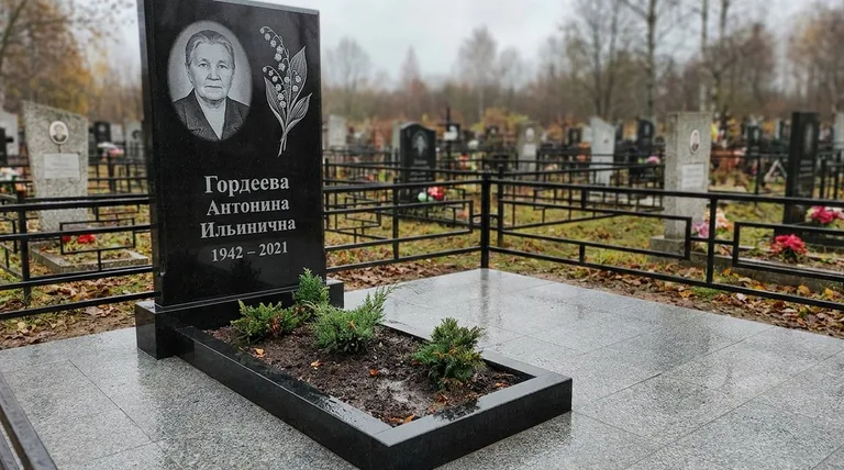 Памятник с гравировкой ландышей — выполненная работа «Гордеева» в Сургуте