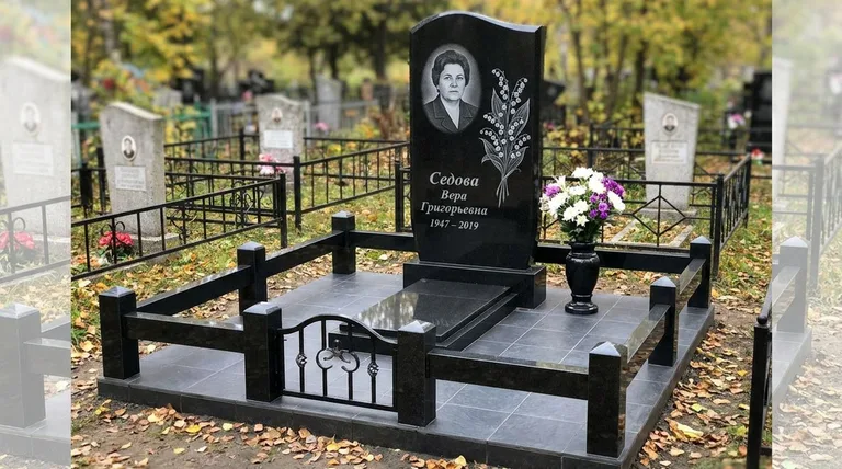 Памятник с гравировкой ландышей — выполненная работа «Седова» в Сургуте