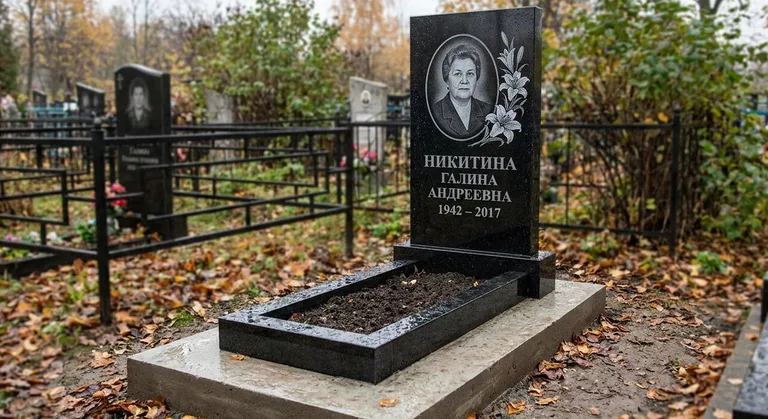 Памятник с гравировкой лилий — выполненная работа «Никитина» в Сургуте