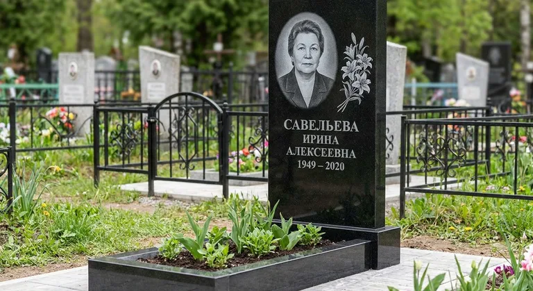 Памятник с гравировкой лилий — выполненная работа «Савельева» в Сургуте