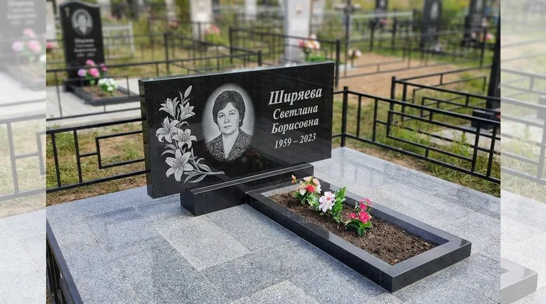Памятник с гравировкой лилий — выполненная работа «Ширяева» в Сургуте