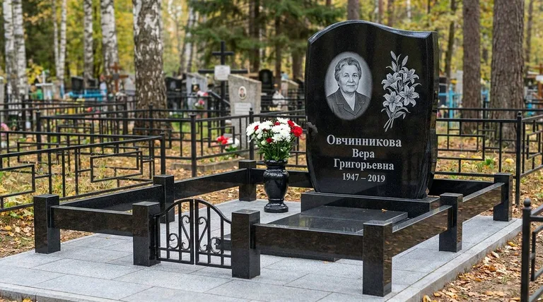 Памятник с гравировкой лилий — выполненная работа «Овчинникова» в Сургуте