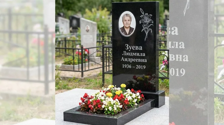 Памятник с гравировкой лилий — выполненная работа «Зуева» в Сургуте