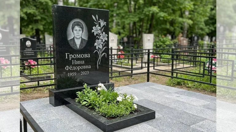 Памятник с гравировкой лилий — выполненная работа «Громова» в Сургуте