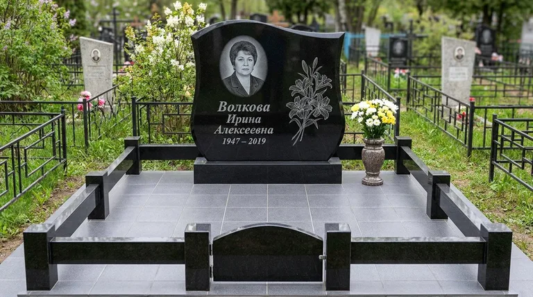 Памятник с гравировкой лилий — выполненная работа «Волкова» в Сургуте