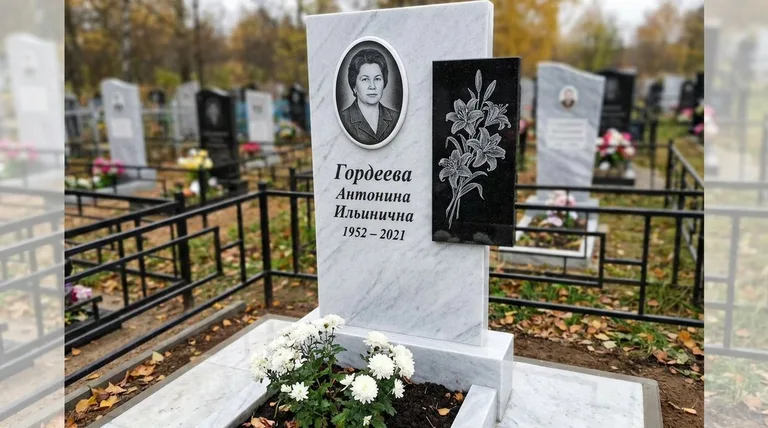 Памятник с гравировкой лилий — выполненная работа «Гордеева» в Сургуте