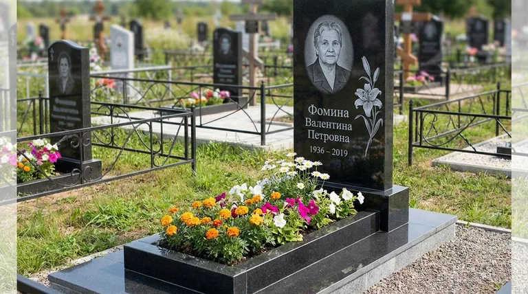Памятник с гравировкой лилий — выполненная работа «Фомина» в Сургуте