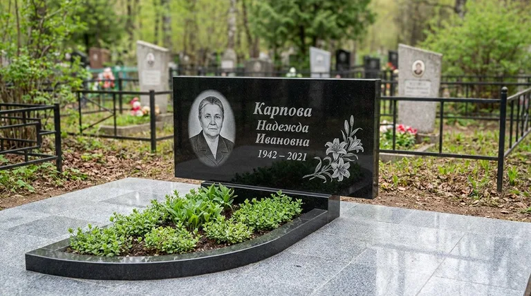 Памятник с гравировкой лилий — выполненная работа «Карпова» в Сургуте