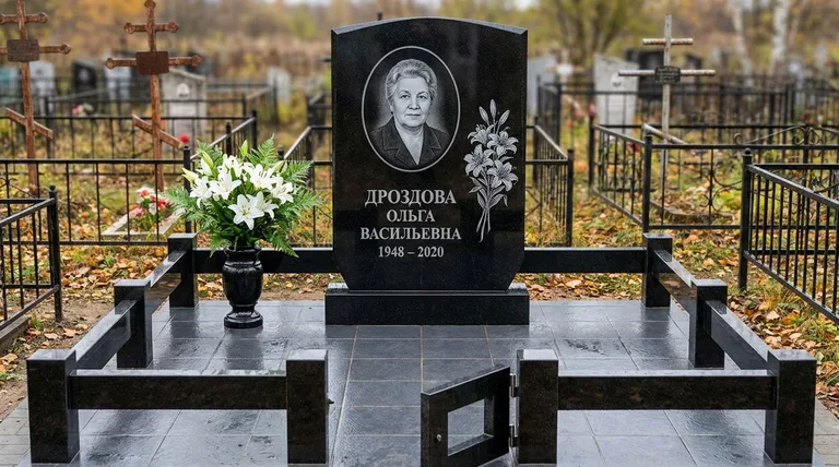 Памятник с гравировкой лилий — выполненная работа «Дроздова» в Сургуте