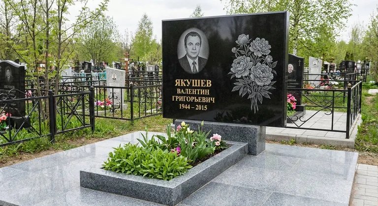 Памятник с гравировкой пионов — выполненная работа «Якушев» в Сургуте