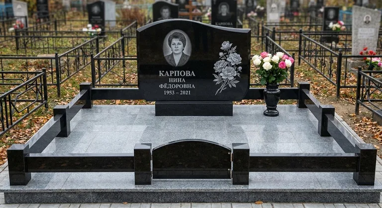 Памятник с гравировкой пионов — выполненная работа «Карпова» в Сургуте