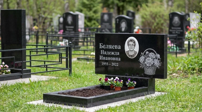 Памятник с гравировкой пионов — выполненная работа «Беляева» в Сургуте