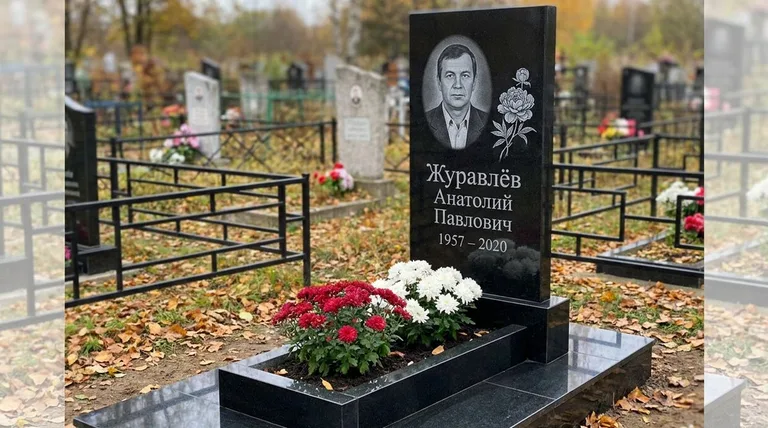 Памятник с гравировкой пионов — выполненная работа «Журавлёв» в Сургуте