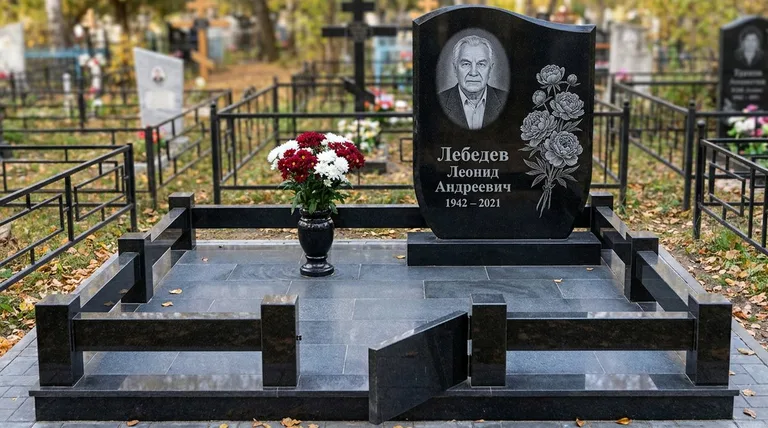 Памятник с гравировкой пионов — выполненная работа «Лебедев» в Сургуте