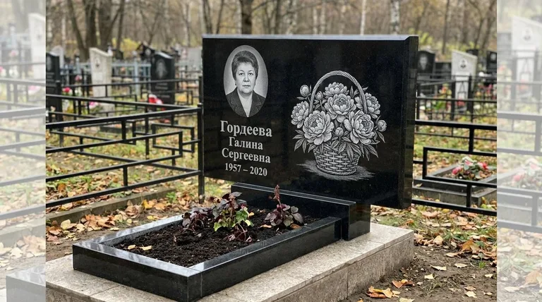 Памятник с гравировкой пионов — выполненная работа «Гордеева» в Сургуте