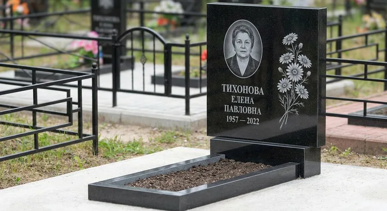 Памятник с гравировкой ромашек — выполненная работа «Тихонова» в Сургуте