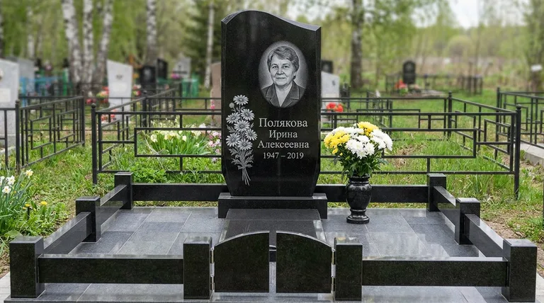 Памятник с гравировкой ромашек — выполненная работа «Полякова» в Сургуте