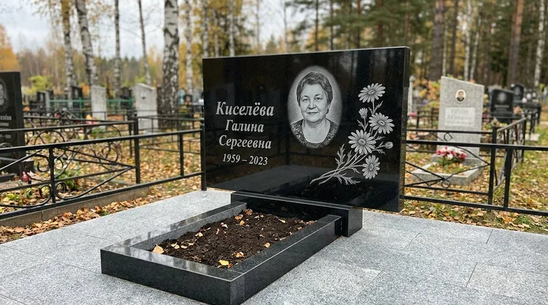 Памятник с гравировкой ромашек — выполненная работа «Киселёва» в Сургуте
