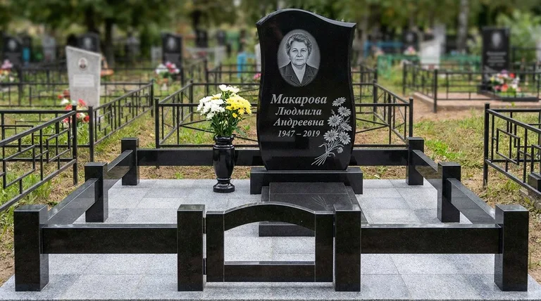 Памятник с гравировкой ромашек — выполненная работа «Макарова» в Сургуте