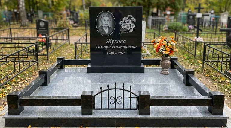 Памятник с гравировкой ромашек — выполненная работа «Жукова» в Сургуте