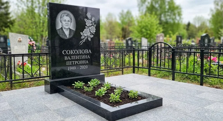 Памятник с гравировкой роз — выполненная работа «Соколова» в Сургуте