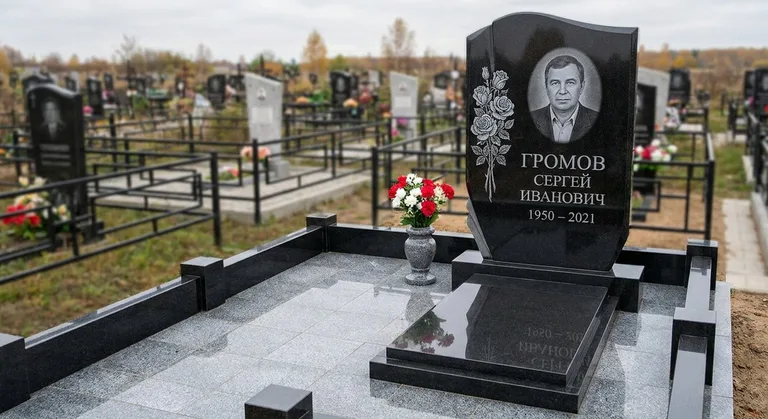 Памятник с гравировкой роз — выполненная работа «Громов» в Сургуте