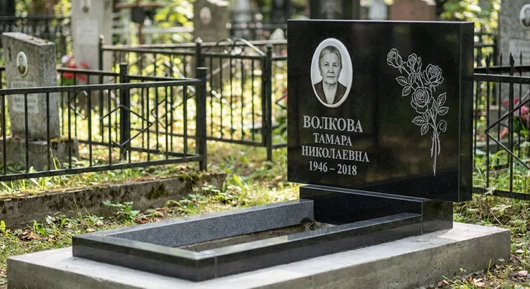 Памятник с гравировкой роз — выполненная работа «Волкова» в Сургуте