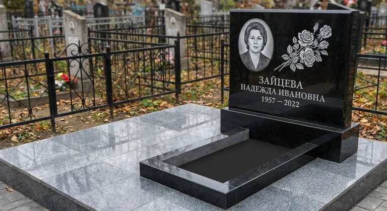 Памятник с гравировкой роз — выполненная работа «Зайцева» в Сургуте